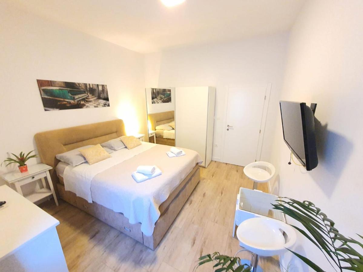Apartments Anica & Gabriela Makarska Bagian luar foto